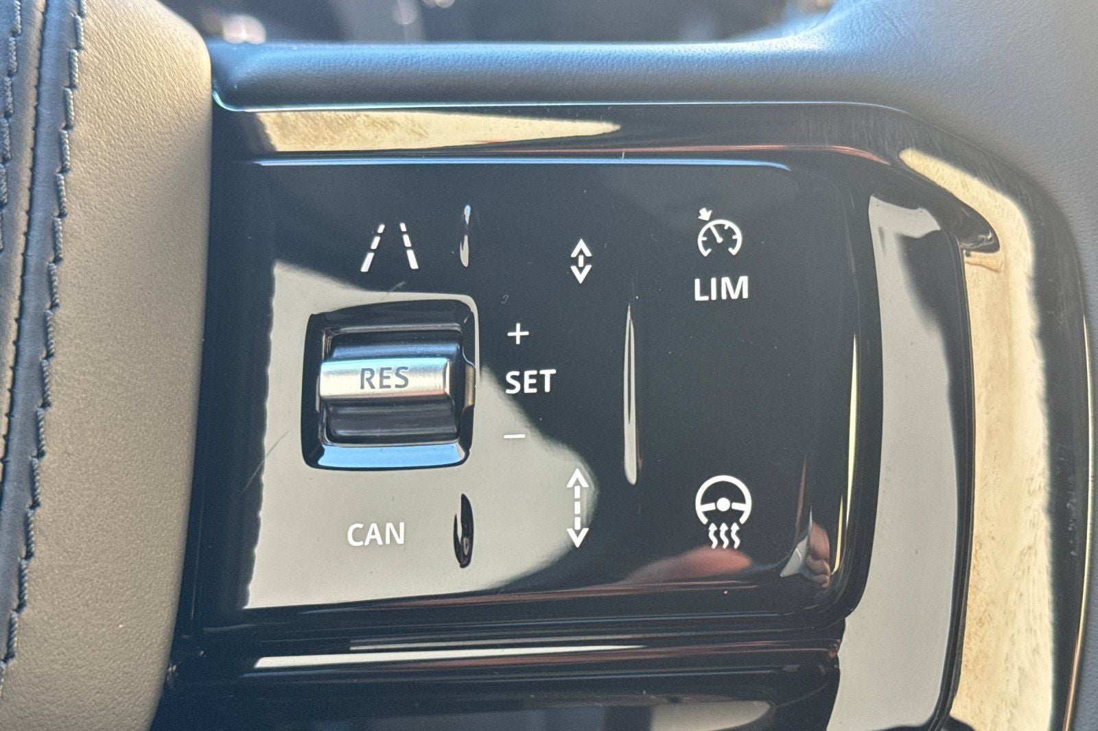 2026 Land Rover Range Rover Velar Dynamic SE