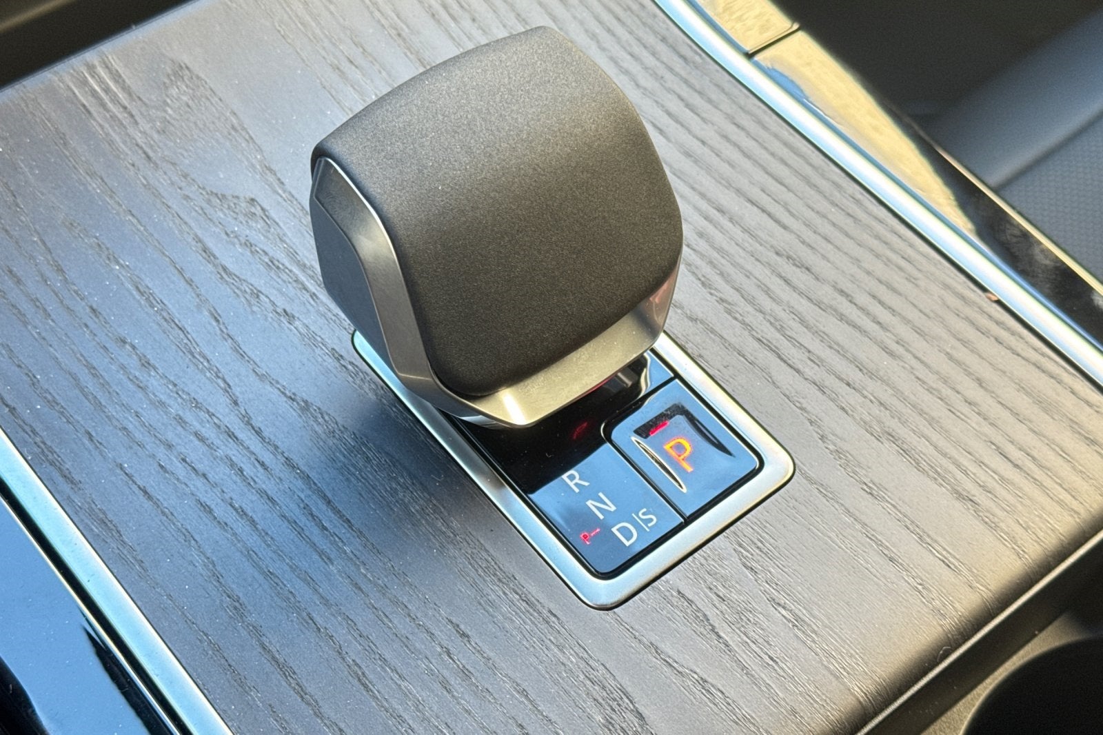 2026 Land Rover Range Rover Velar Dynamic SE