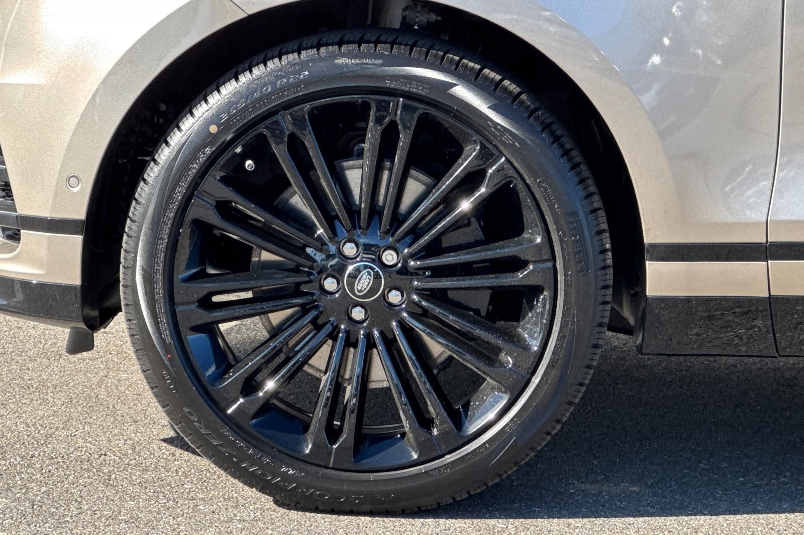 2026 Land Rover Range Rover Velar Dynamic SE