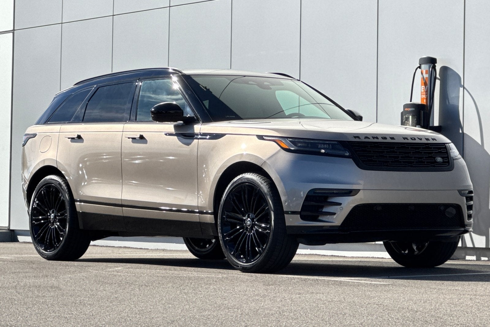 2026 Land Rover Range Rover Velar Dynamic SE