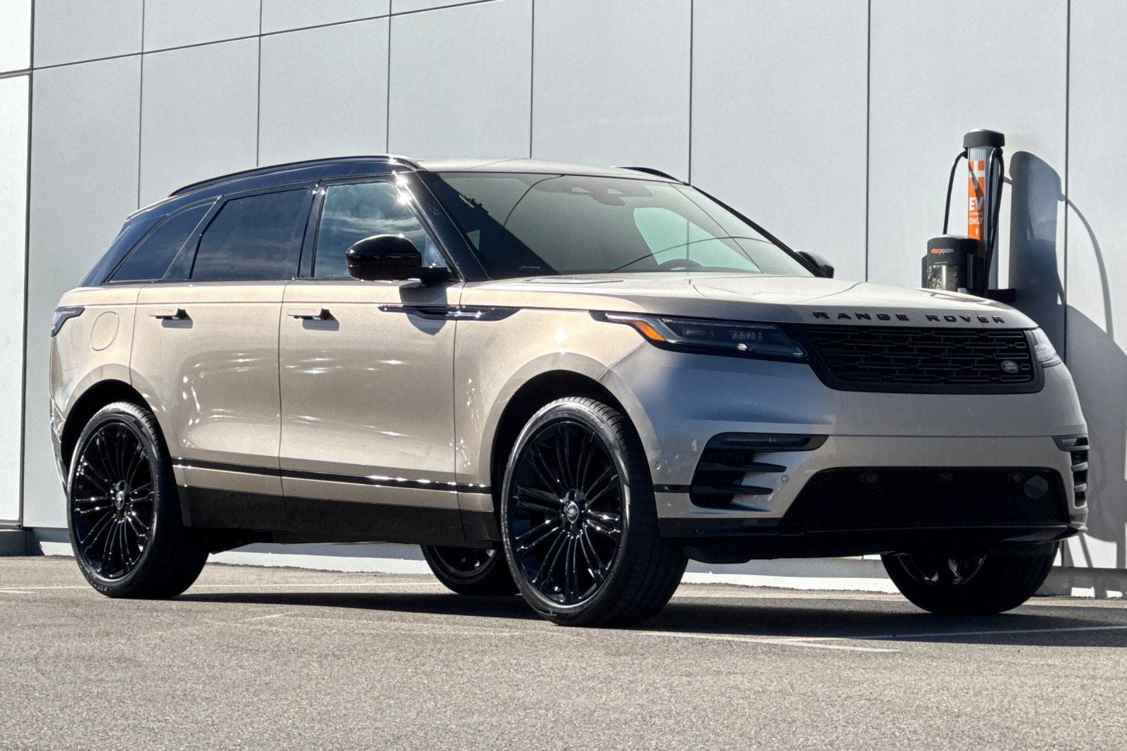 2026 Land Rover Range Rover Velar Dynamic SE
