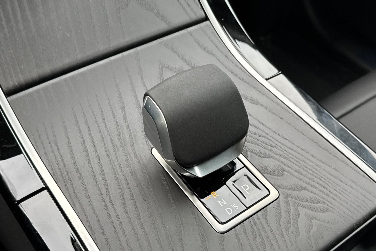 2026 Land Rover Range Rover Velar Dynamic SE