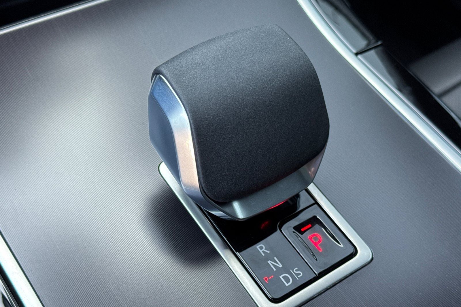 2026 Land Rover Range Rover Velar Dynamic SE