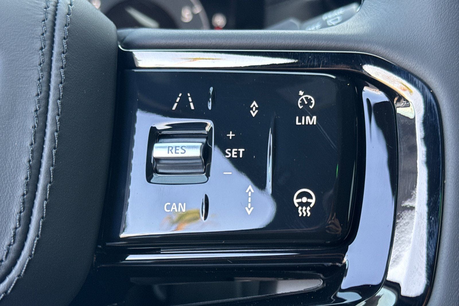 2026 Land Rover Range Rover Velar Dynamic SE