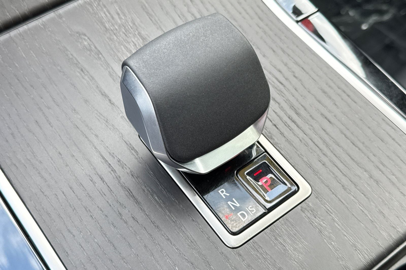 2026 Land Rover Range Rover Velar Dynamic SE