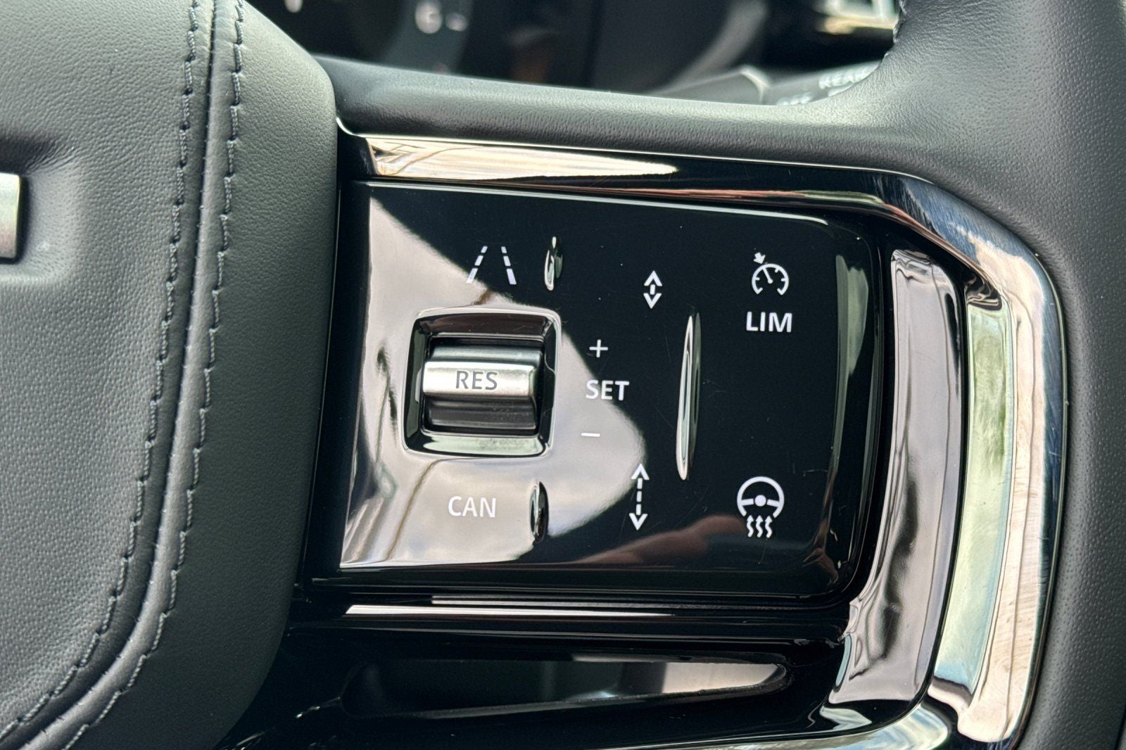 2026 Land Rover Range Rover Velar Dynamic SE