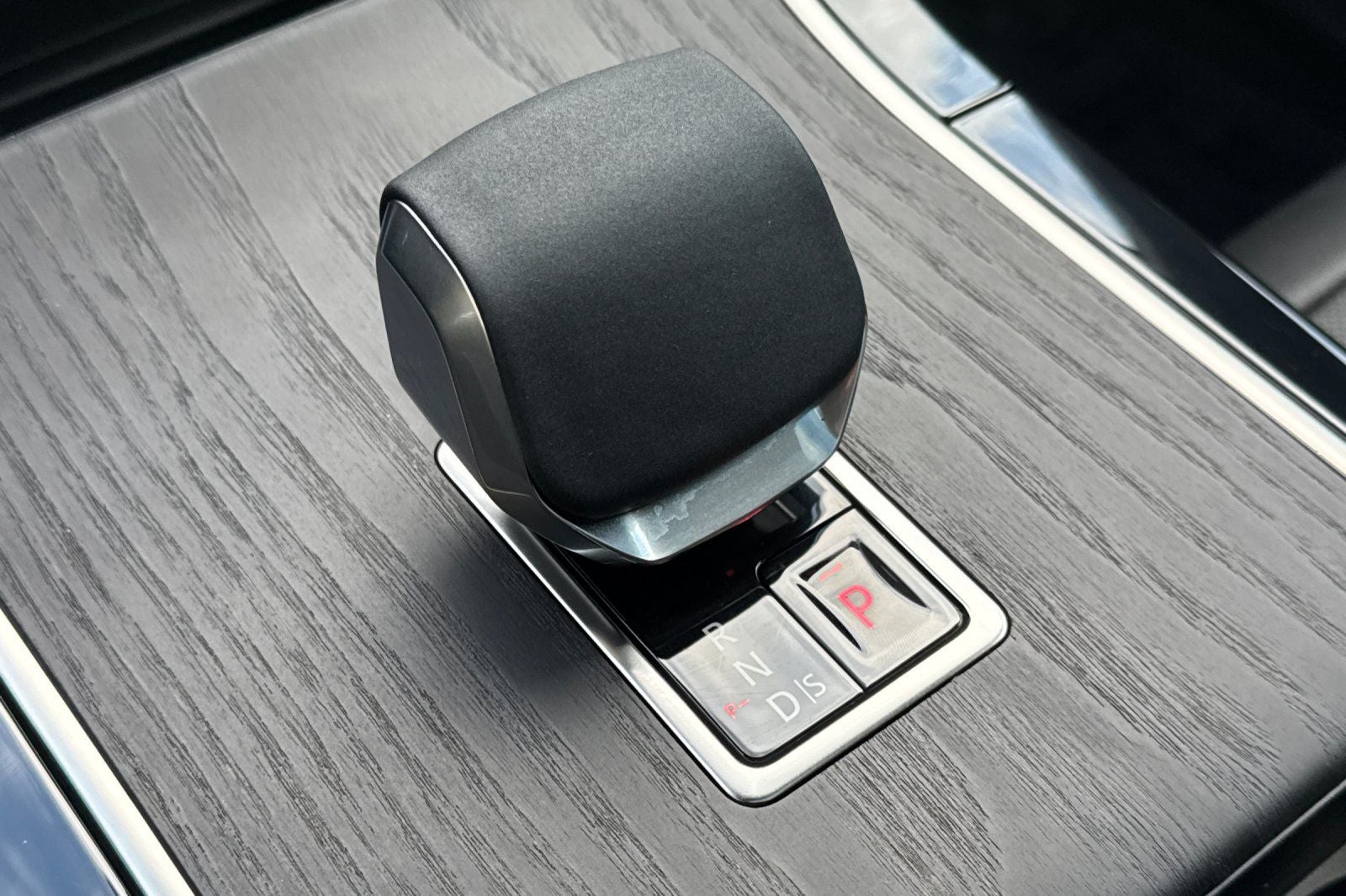 2025 Land Rover Range Rover Velar Dynamic SE