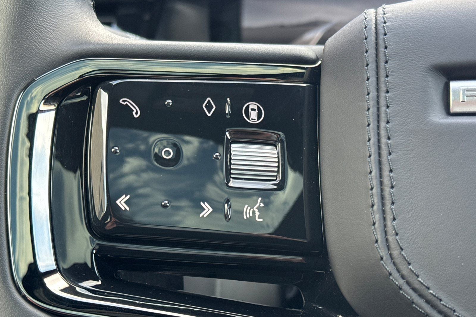 2025 Land Rover Range Rover Velar Dynamic SE