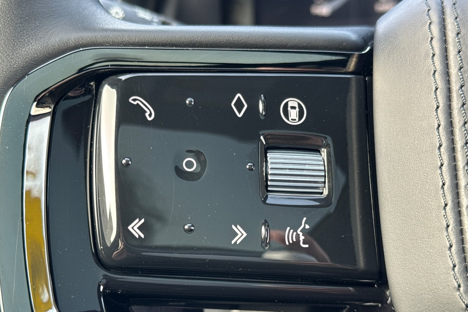 2025 Land Rover Range Rover Velar Dynamic SE