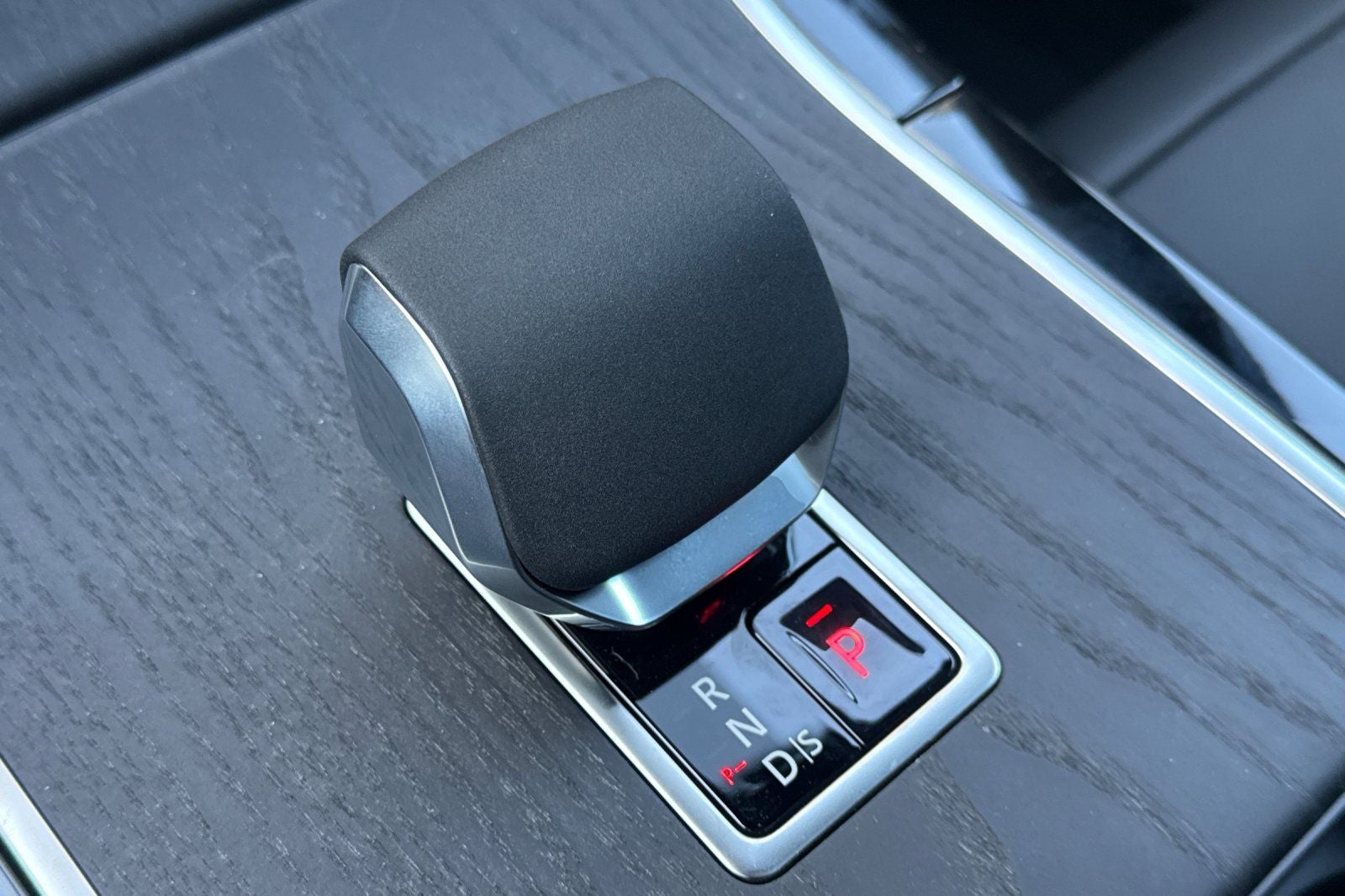 2026 Land Rover Range Rover Velar Dynamic SE