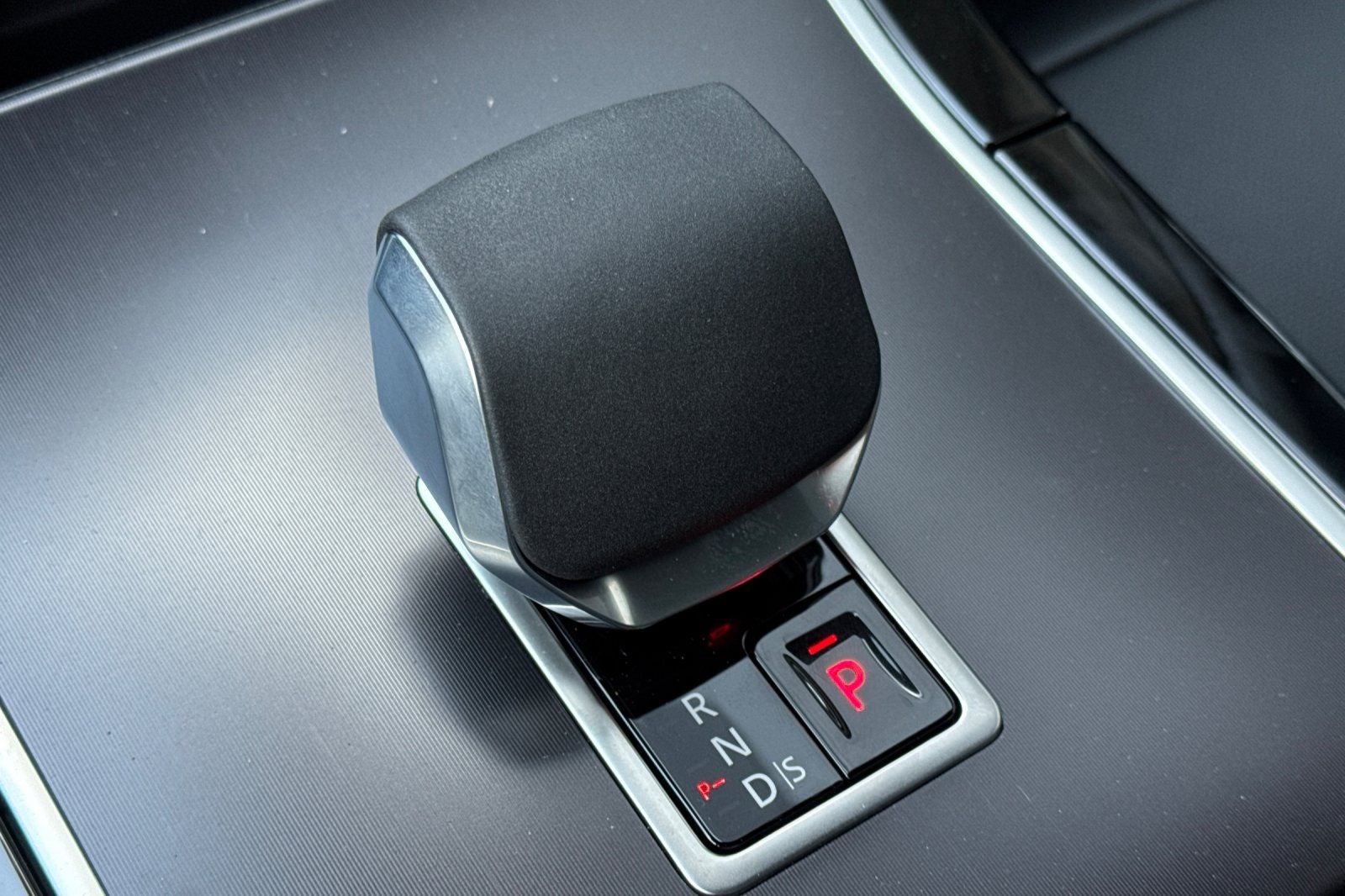 2026 Land Rover Range Rover Velar Dynamic SE