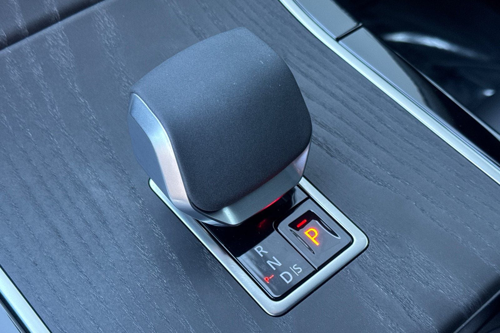 2026 Land Rover Range Rover Velar Dynamic SE