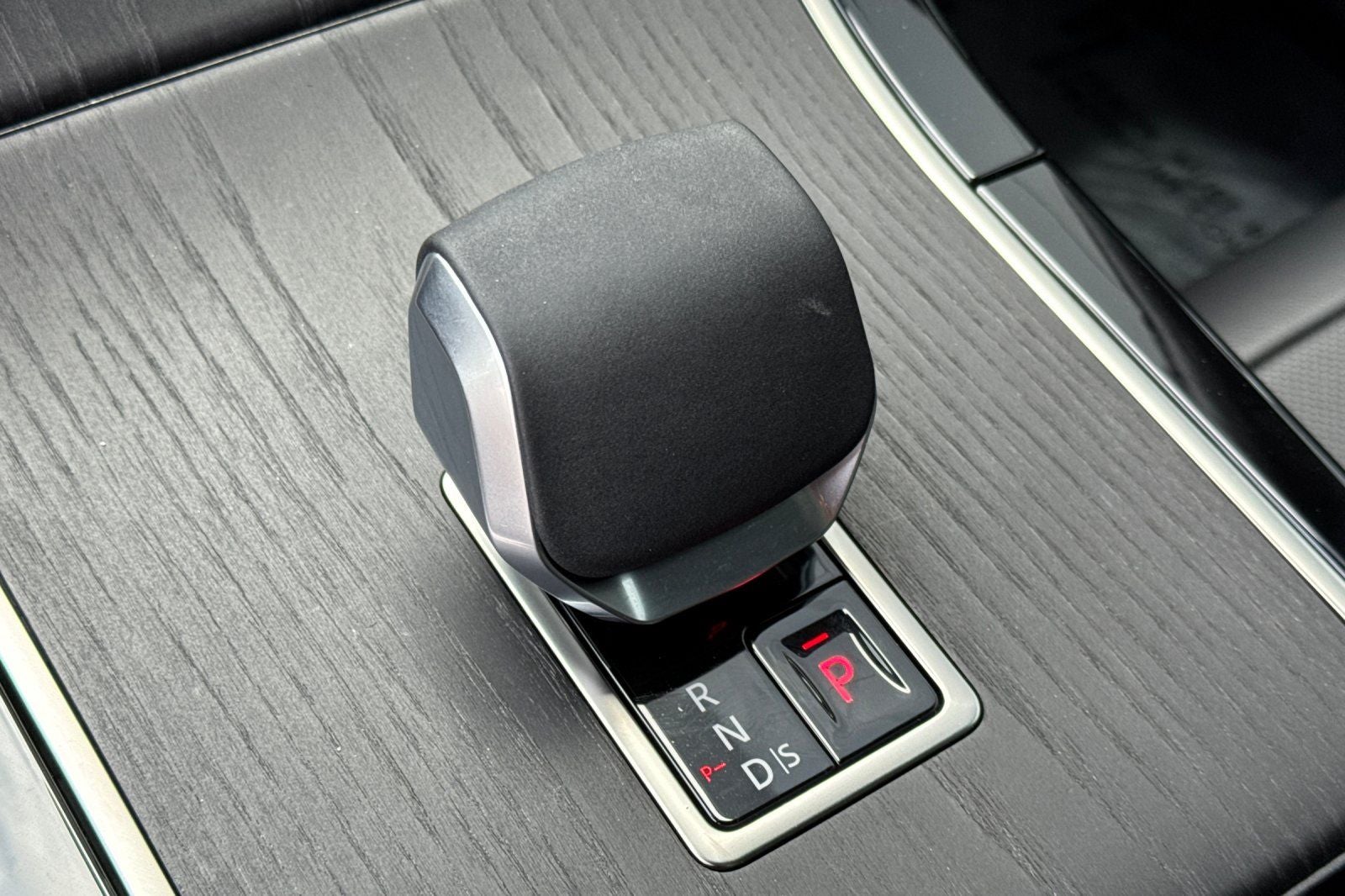 2026 Land Rover Range Rover Velar Dynamic SE