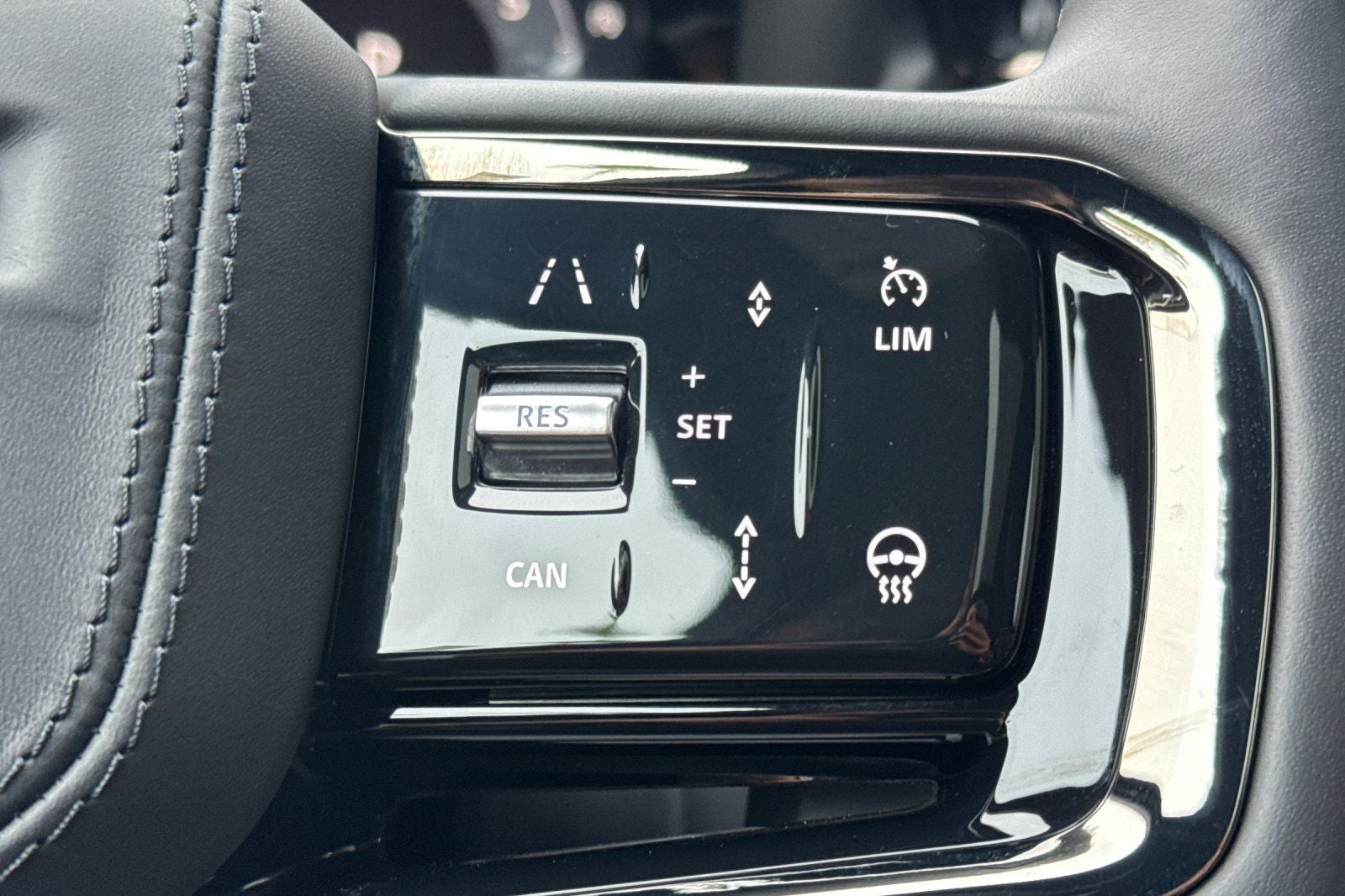 2026 Land Rover Range Rover Velar Dynamic SE