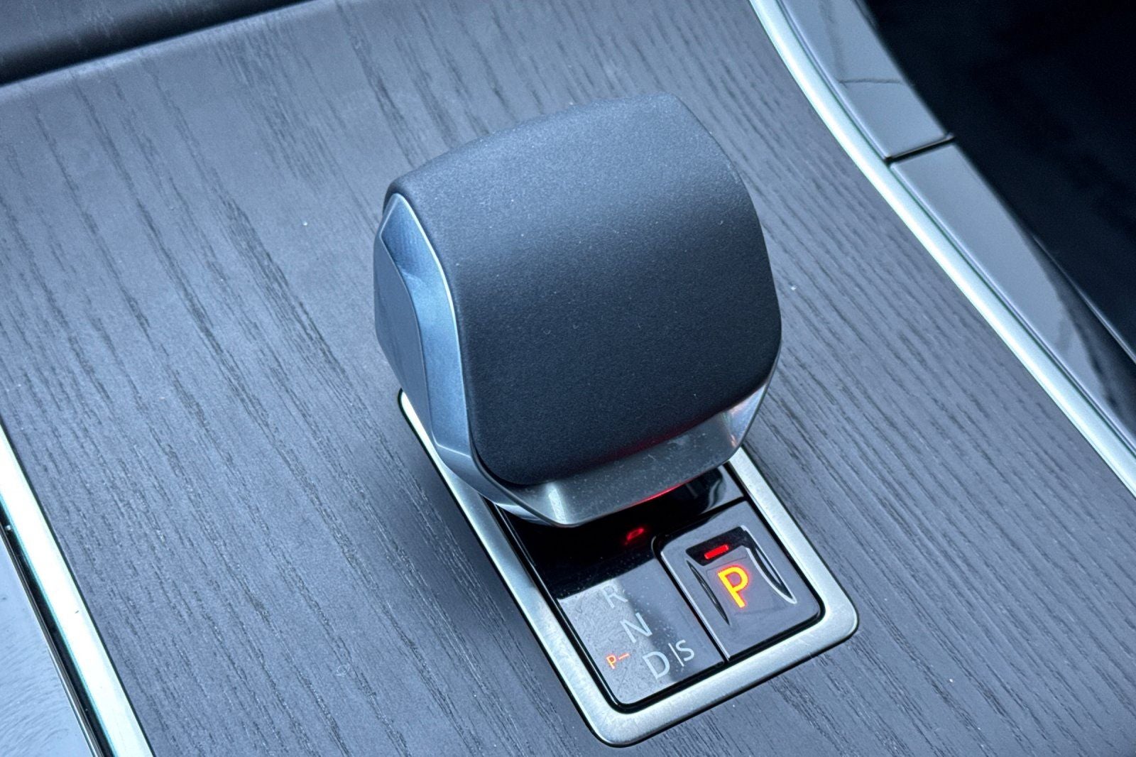 2026 Land Rover Range Rover Velar Dynamic SE
