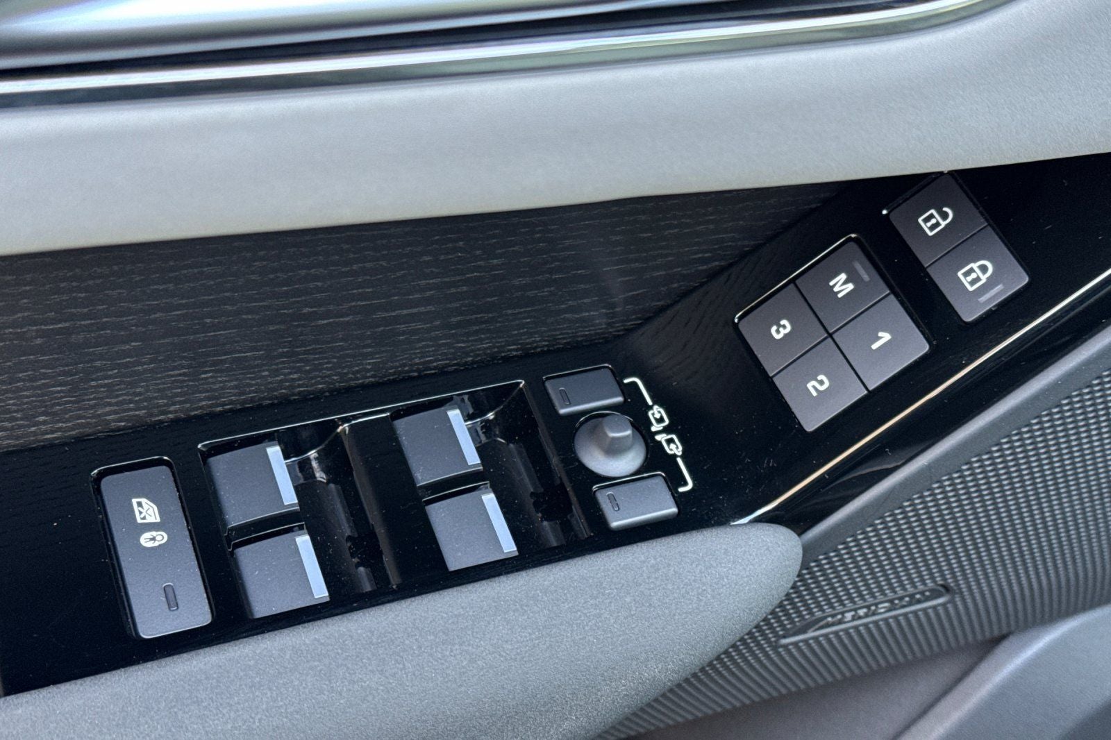 2025 Land Rover Range Rover Velar Dynamic SE