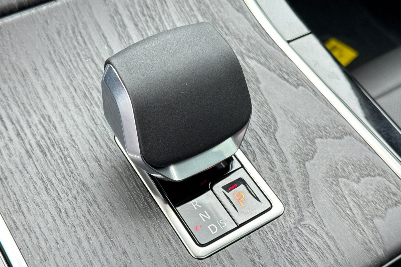 2026 Land Rover Range Rover Velar Dynamic SE