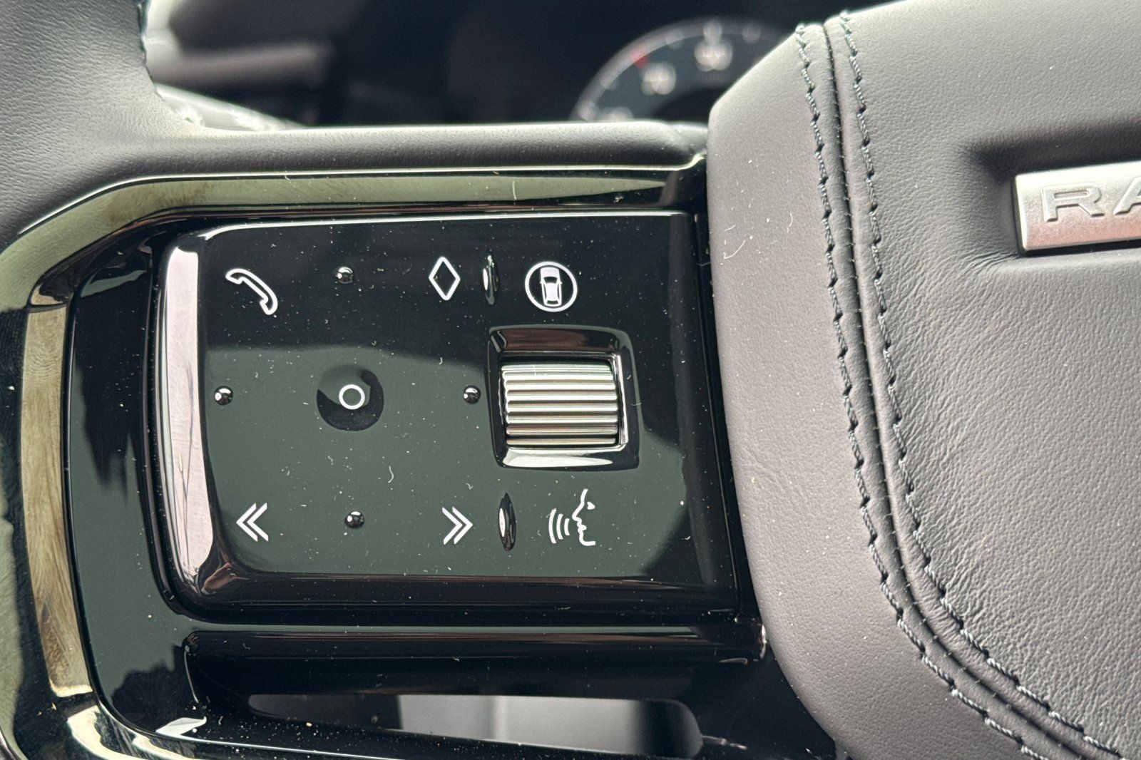 2026 Land Rover Range Rover Velar Dynamic SE