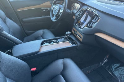 2022 Volvo XC90 T5 Momentum