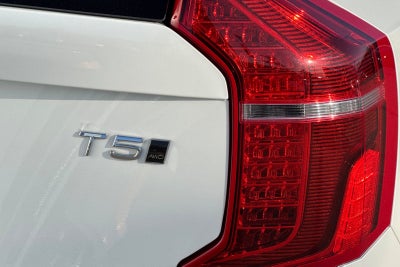 2022 Volvo XC90 T5 Momentum